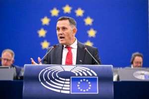 În prezentarea textului moţiunii de cenzură la adresa Comisiei condusă de Ursula von der Leyen, iniţiatorul Gheorghe Piperea a spus: "Moţiunea de cenzură este un instrument constituţional menit a consolida democraţia. Nu este o problemă, e şansa unei soluţii". (Sursa foto: www.europarl.europa.eu)